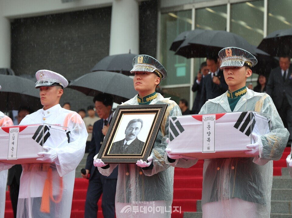 서부발전은 충남 태안 출신 독립운동가 문양목(羽雲) 지사의 유해 봉환 및 안장에 함께하며 지역의 역사적 인물을 기리는 여정에 동참했다. 사진은 지난 13일 국립서울현충원 현충관에서 진행된 유해 봉환식에서 국방부 의장대가 영현을 봉송하는 모습/한국서부발전 제공