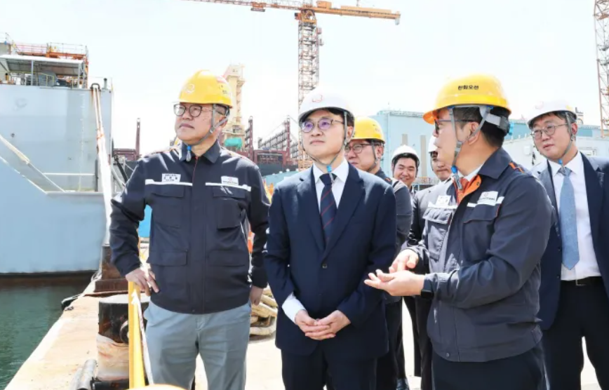 김정관 산업통상자원부 장관(왼쪽 두번째)이 14일 경남 거제시 한화오션 거제사업장을 시찰하고 있다. /산업부 제공