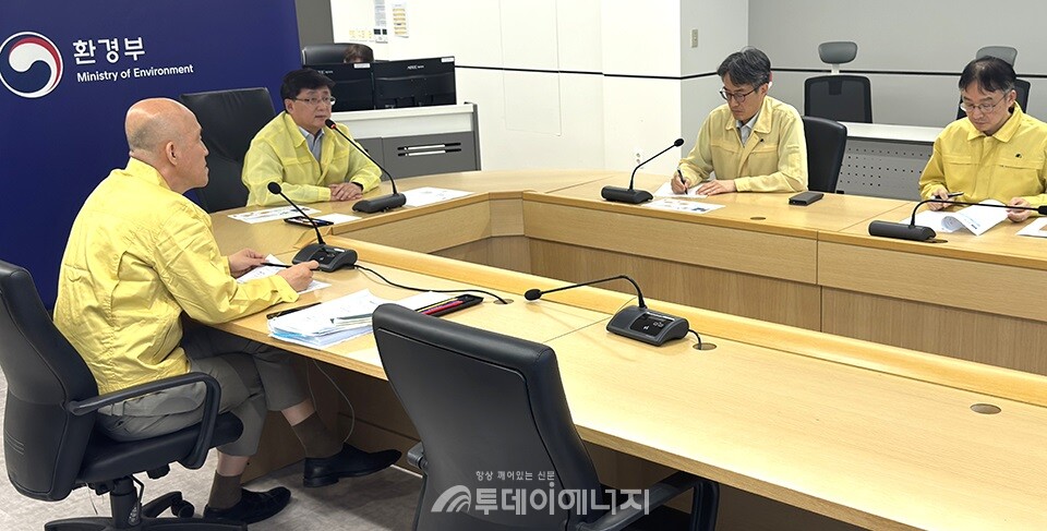 김성환 환경부 장관이 13일 오후 한강홍수통제소(서울 서초구)에서 수도권 집중호우 대비 관계기관 긴급 상황점검 회의를 주재 하고 있다./ 환경부 제공