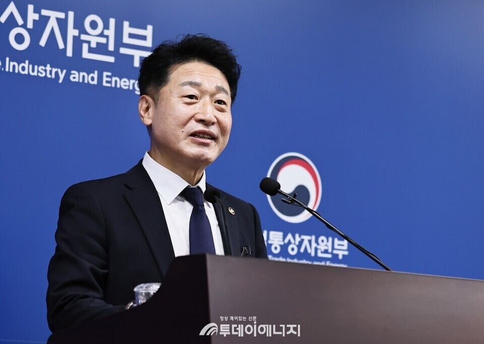 지난달 7일 이호현 산업통상자원부 제2차관이 기자실을 찾아 취임인사를 하고있다./ 산업통상자원부 제공