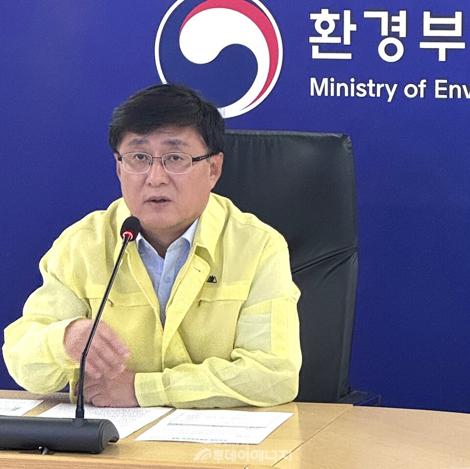 김성환 환경부 장관이 13일 오후 한강홍수통제소(서울 서초구)에서 수도권 집중호우 대비 관계기관 긴급 상황점검 회의를 주재 하고 있다./ 환경부 제공