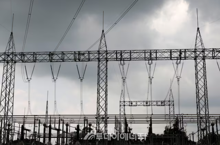 나이지리아 에도주 베닌시티 외곽에 위치한 아주라-에도 독립 발전소(IPP)의 고압 전력선. 2018년 6월 13일 촬영. / REUTERS/Akintunde Akinleye