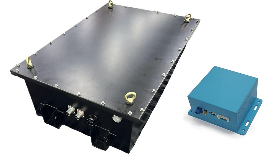 구동축전지 위험도 표준 가이드라인 적용 전기차 배터리팩(왼쪽), 이상 알림 긴급 호출 장치(오른쪽) / 이노카 제공