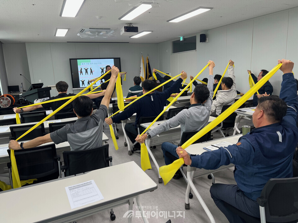 찿아가는 건강증진 프로그램 중 하나인 스트레칭밴드를 활용한 근골격계질환 예장 교육 진행 모습  /  한전 KDN 제공