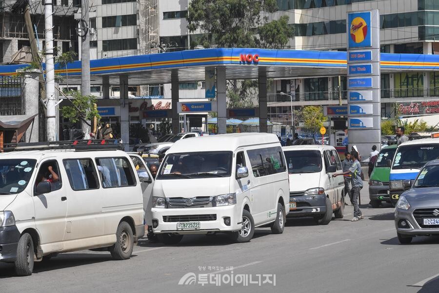 아디스아바바의 도로 위를 달리는 전기 미니버스. / 사진: 신화통신