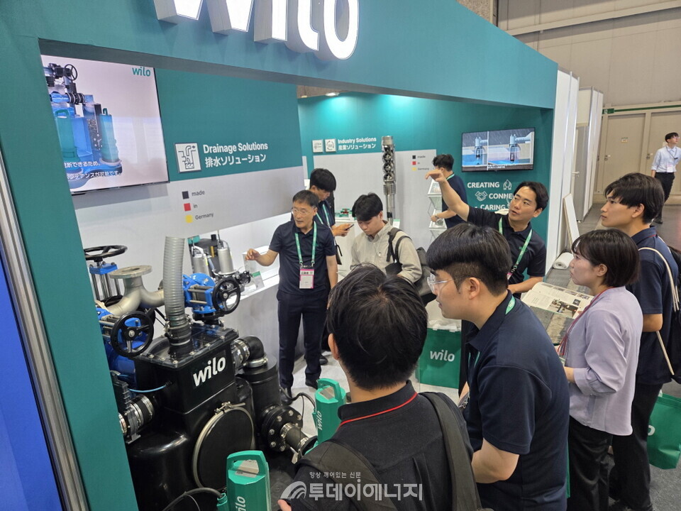 윌로펌프가 일본에서 열린 '2025 오사카 하수도전'에 참가해 제품을 설명하고 있다. /윌로펌프 제공.