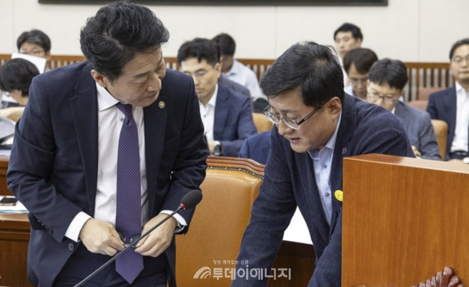 이호현 산업통상자원부 2차관(왼쪽)과 김성환 환경부 장관이 18일 국회 기후위기특별위원회 전체회의에 출석해 대화를 나누고 있다. /  [연합뉴스]