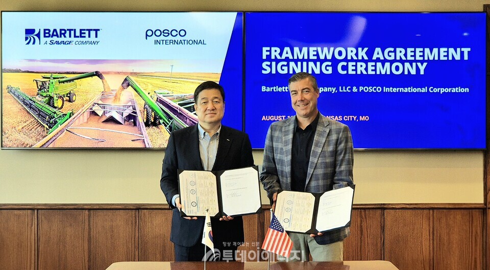 포스코인터내셔널-바틀렛 업무협약식.  왼쪽부터 이계인 포스코인터내셔널 사장, 조 그리피스(Joe Griffith) 바틀렛 사장.