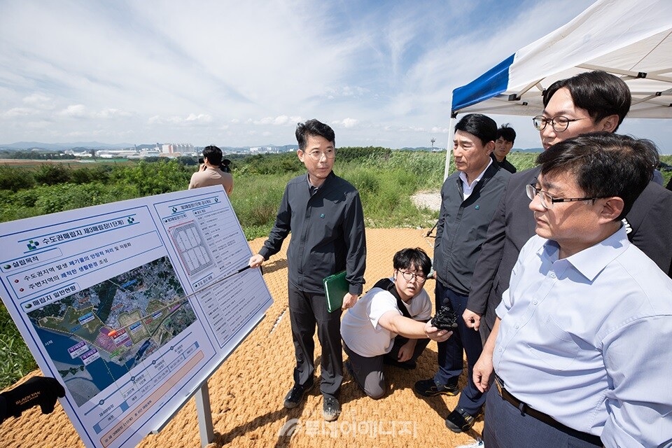 김성환 환경부 장관이 지난 5일 인천 서구 수도권매립지에서 매립이 종료된 2매립장 현장을 점검, 상부 토지를 주민이 원하는 체육·공원시설과 함께 재생에너지 생산시설로 활용하는 방안을 주문하고 있다./ 환경부 제공