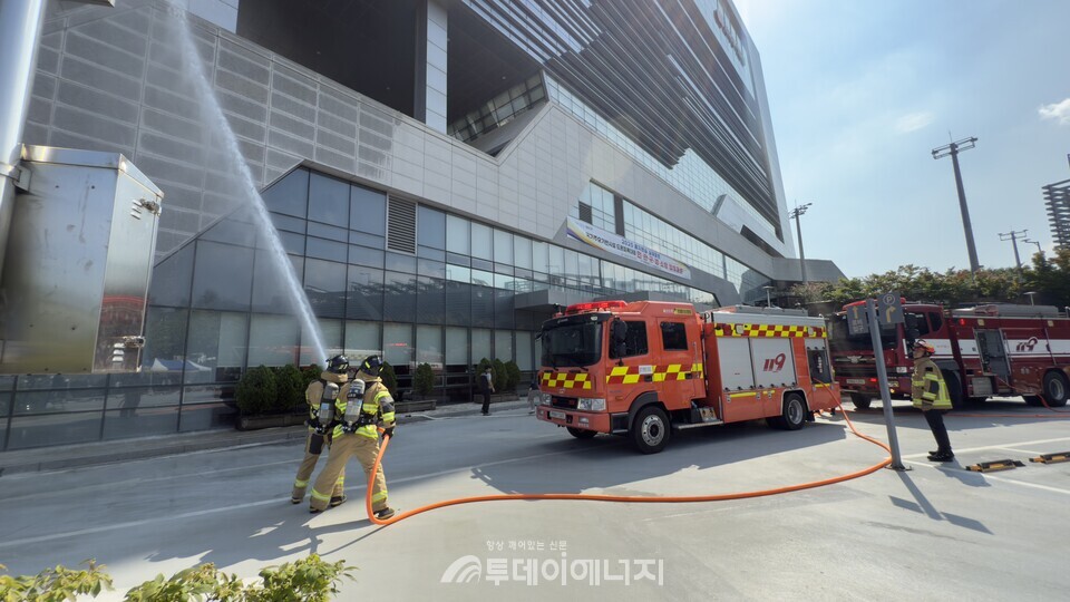 동서발전 본사에서 ‘국가 주요 기반시설 드론 피폭 대응 민·관·군·경·소방 합동훈련’ 중 드론 테러 및 화재진압 상황을 훈련하고 있다./한국동서발전 제공