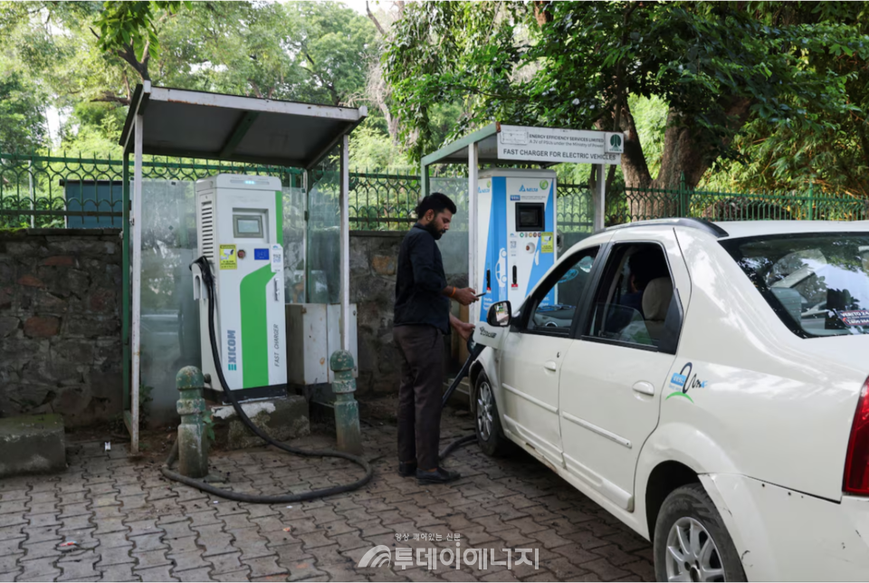 미국 캘리포니아주 오션사이드 전기차 충전 / REUTERS/Mike Blake