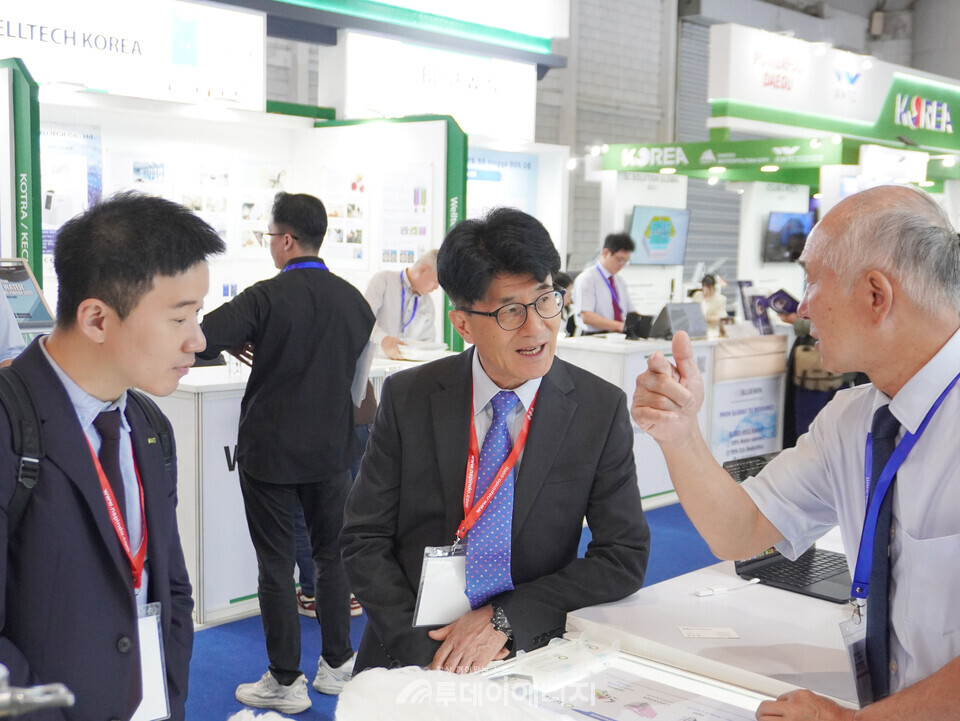 한국환경보전원 김준경 본부장(가운데)이 참가기업-바이어 매칭을 위해 보유 기술에 대한 설명을 듣고 있다./ 한국환경보전원 제공