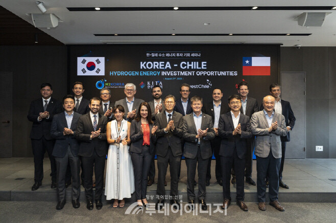 정석진 한국수소연합 사무총장(앞줄 우측 두 번째)과 김기현 한국무역협회 본부장(가운데), 마티아스 프랑케 주한 칠레대사관 대사(우측 세 번째) 등 주요 관계자들이 기념사진을 찍고 있다./한국수소연합 제공