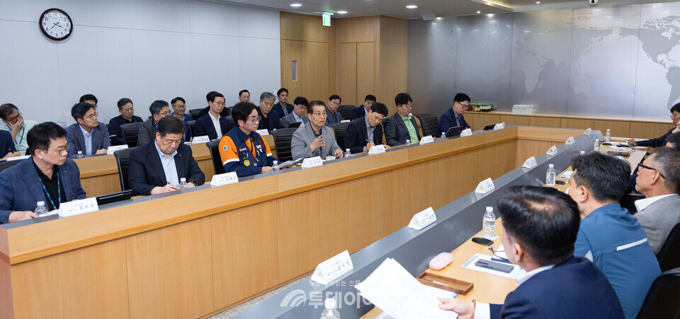 장인화 회장이 8월22일 포스코센터에서 열린 에서 참석자들과 안전 혁신 방안에 대해 논의하고 있다. /포스코그룹 제공