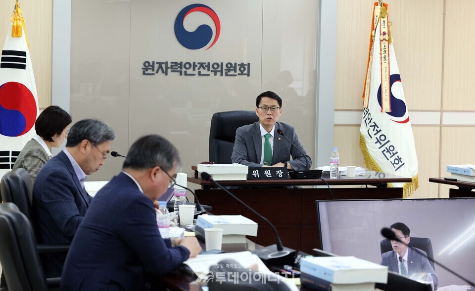 원안위 회의 모습(5월 자료)/원자력안전위원회 제공