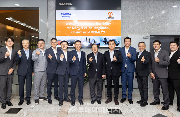 두산에너빌리티 창원 본사를 방문한 필리핀 최대 전력기업 메랄코의 마누엘 베레즈 판길리난 회장(우측 6번째)과 두산에너빌리티 정연인 부회장(좌측 6번째), 김정관 마케팅부문장(좌측 5번째) 등 관계자들이 기념촬영을 하고 있다./두산에너빌러티 제공