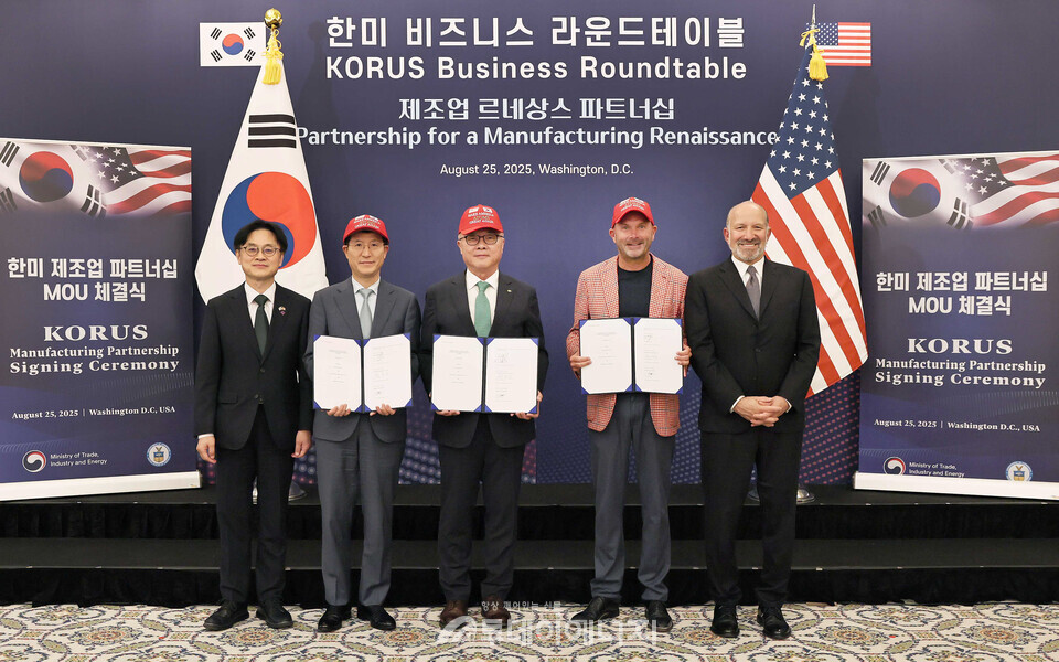 한국수력원자력이 25일(현지시간) 미국 워싱턴DC에서 미국 민간 에너지 회사인 페르미 아메리카(Fermi America) 및 삼성물산과 첨단 에너지 복합센터 건설 협력을 위한 업무협약을 체결했다. (왼쪽부터) 김정관 산업통상자원부 장관, 오세철 삼성물산 사장, 황주호 한국수력원자력 사장, 토비 노이게바우어(Toby Neugebauer) 페르미 아메리카 CEO, 하워드 러트닉(Howard Lutnick) 미국 상무부 장관/한국수력원자력 제공