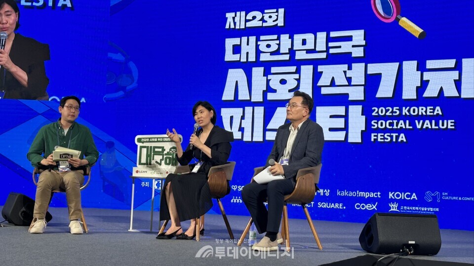 땡스카본 김해원 대표가 ‘2025 대한민국 사회적가치 페스타’에서 열린 ESG 유튜브 ‘대담해’ 연사로 참석해 대담을 나누고 있다 / 떙스카본 제공