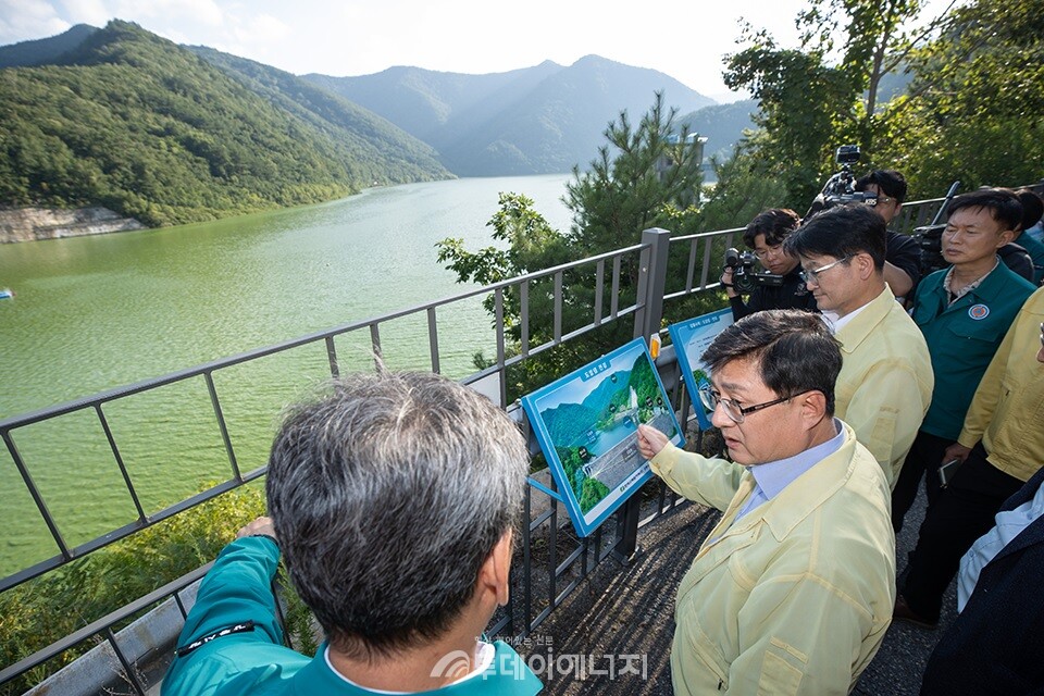 김성환 환경부 장관이 지난 22일 강원도 강릉시 오봉저수지 및 평창군 소재 도안댐을 방문하여 저수 현황과 강릉시 가뭄대책 추진상황을 점검하고 있다./ 환경부 제공