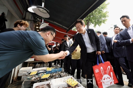 이재명 대통령과 부인 김혜경 여사가 지난 17일 서울 은평구 연서시장을 방문했다./ 대통령실 제공