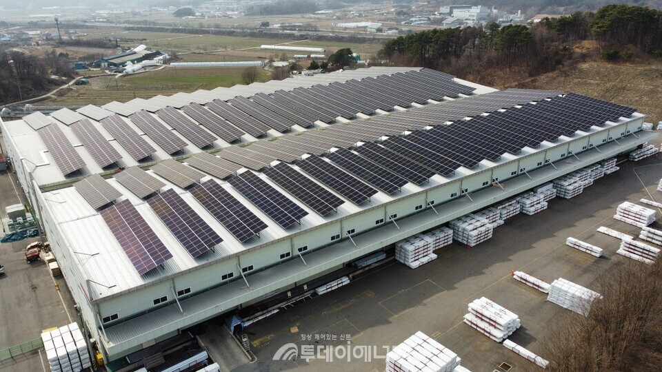 남부발전은 전국 39개 산업단지 건물 지붕에 태양광 발전소 설치 후, 26일부터 상업운전에 돌입했다고 밝혔다. 울산 1.7MW(위)과 청주 1.2MW(아래) 지역 메가와트(MW)급 대규모 발전소도 포함된다./한국남부발전 제공