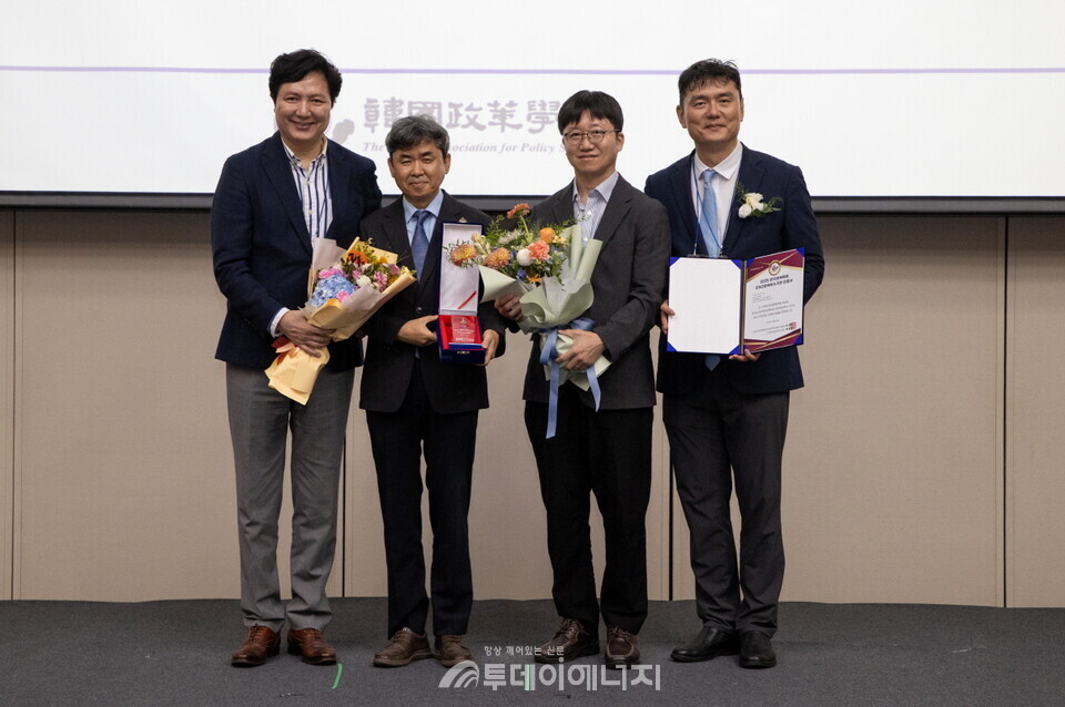 '2025년 제4회 한국 ESG 혁신정책 대상’ 시상식. 왼쪽에서 두번째 이과형 가스공사 상생기획부장