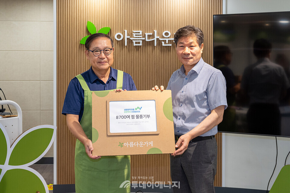 김용국 한국환경산업기술원 친환경안전본부장(오른쪽)은 27일 서울 종로구 아름다운가게 안국점에서 장윤경 아름다운가게 상임이사에게 안전한 생활화학제품 8700여 점을 전달했다./ 한국환경산업기술원 제공