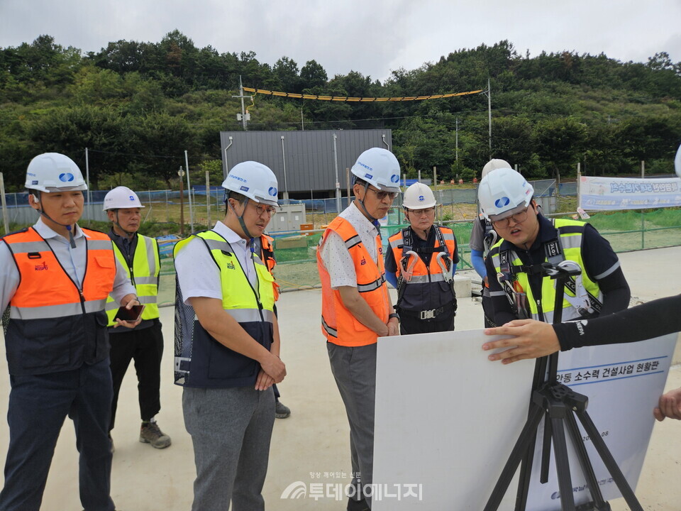 류호용 미래성장전무(왼쪽 네 번째)가 지난 26일 안동보 소수력 발전소 건설현장을 방문하여 안전경영을 실시했다./한국남부발전 제공