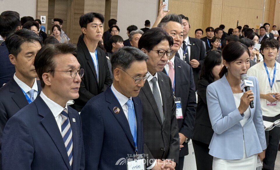 김민석 국무총리(앞줄 왼쪽)와 박형준 부산시장(가운데)이 27일 부산 벡스코에서 개막한 ‘에너지슈퍼위크(8.25~29)’에 참석, 행사 관계자의 설명을 듣고 있다./ 투데이에너지