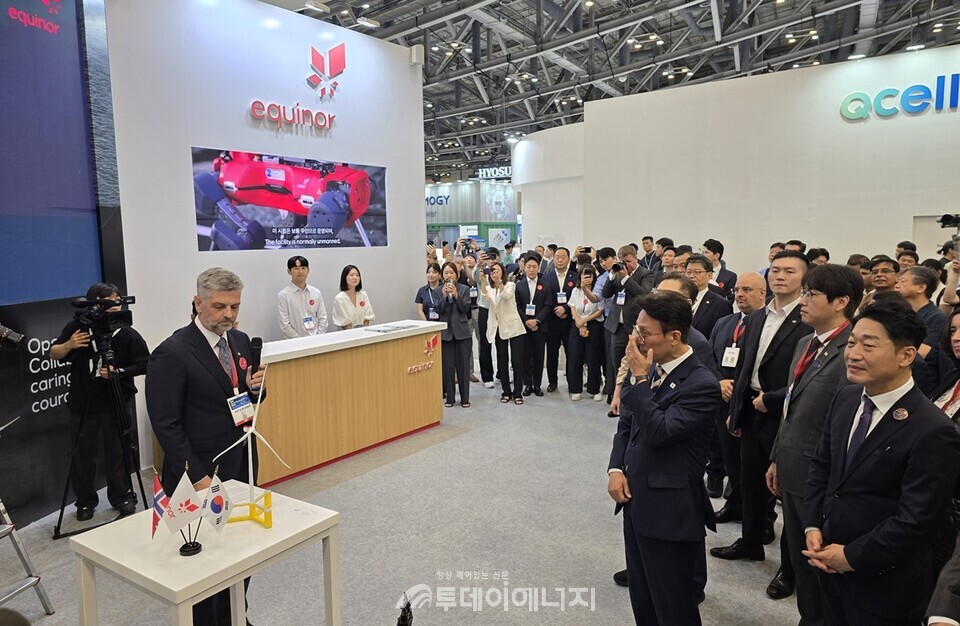 김민석 국무총리(사진 앞줄 가운데)가 27일 부산 벡스코에서 개막한 ‘에너지슈퍼위크(8.25~29)’에 참석해 해외 참가기업 관계자의 설명을 듣고 있다./ 투데이에너지