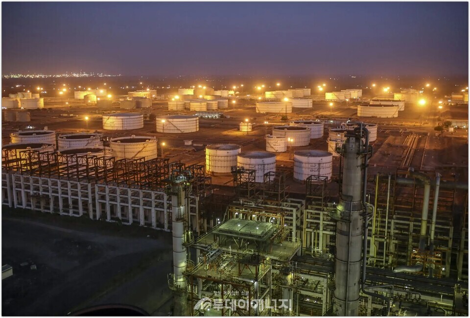나야라 에너지(Nayara Energy Ltd.)가 운영하는 인도에 위치한 바디나르 정유 단지. 