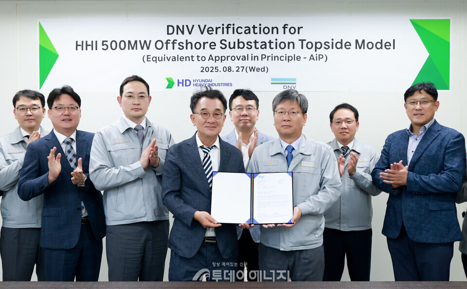 HD현대중공업이 노르웨이선급(DNV)으로부터 자체 개발한 500MW급 해상변전소(OSS, Offshore Substation) 모델에 대한 국제 설계 검증서(Verification Letter)를 획득했다(사진 왼쪽부터 네 번째 DNV 신성호 영업 대표)