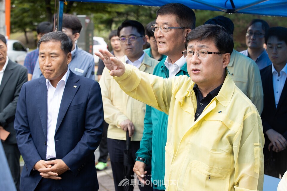 김성환 환경부 장관이 26일 경북 예천시 소재 용두천댐 후보지와 예천 양수발전소 하부댐 현장을 방문해 신규댐 건설과 관련된 다양한 의견을 청취했다./ 환경부 제공