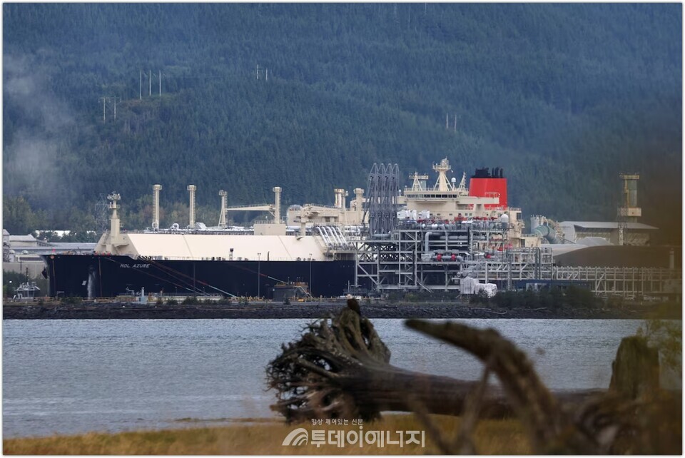 2025년 8월 19일, 캐나다 브리티시컬럼비아주 키티맷에 위치한 캐나다 태평양 연안의 LNG 캐나다 수출 시설에 LNG 운반선이 정박해 있다. 