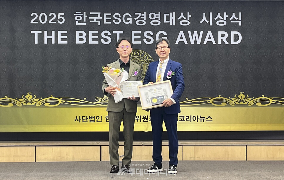 시상식에서 김민수 한국중부발전 재무개선처장(왼쪽)이 공공기관 환경(E)부문 최우수상을 수상하고 기념촬영을 하고 있다./한국중부발전 제공