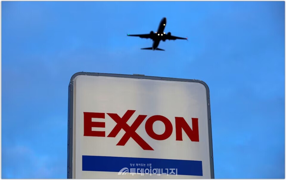 2016년 10월 27일, 미국 일리노이주 시카고 교외 노리지(Norridge)의 주유소에서 한 비행기가 엑슨(Exxon) 간판 위로 착륙하고 있다.