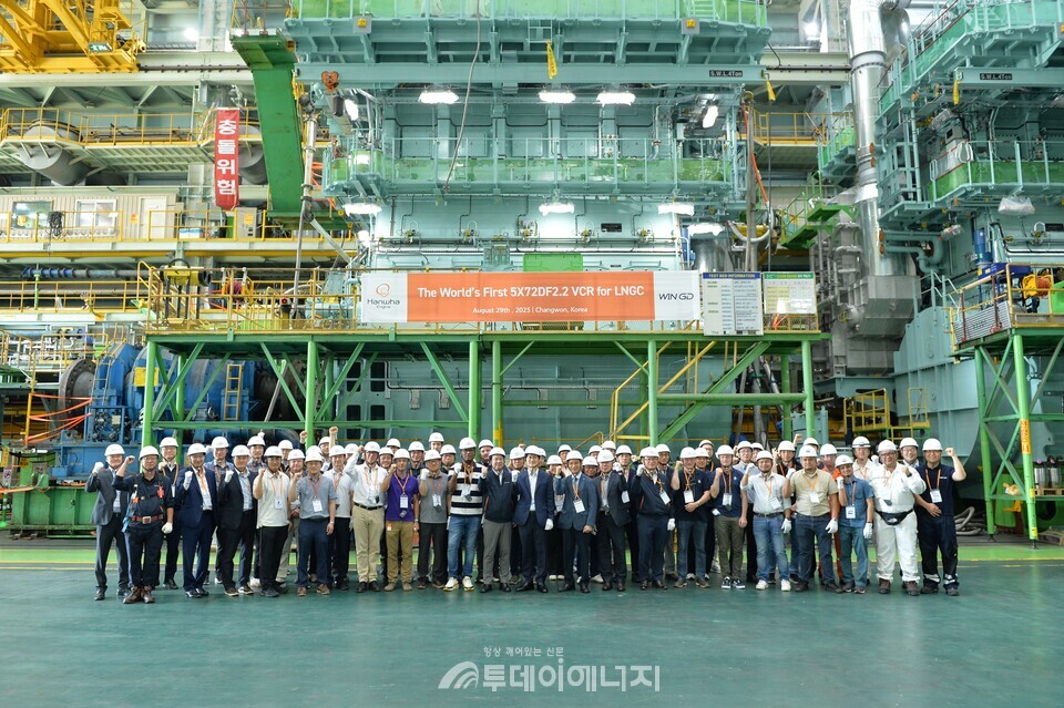세계 최초 LNG선용 VCR 적용 기념 행사. 사진 중앙 줄무늬 티셔츠 오른쪽은 한화엔진 유문기 대표, 이어서 삼성중공업 장해기 부사장. /한화엔진 제공