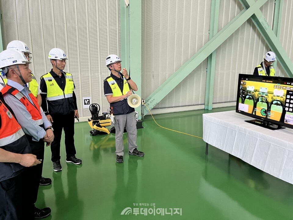 김준동 사장(아래 사진, 앞줄 왼쪽에서 여섯 번째)이 1일 영월빛드림본부(위)와 삼척빛드림본부(아래)를 찾아, 발전설비 가동 상태와 전력수급 비상상황실 운영 현황을 점검했다./한국남부발전 제공