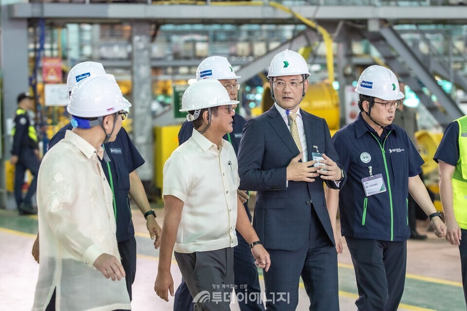 페르디난드 마르코스 주니어 필리핀 대통령과 김성준 HD한국조선해양 대표가 HD현대필리핀조선소를 둘러보며 환담을 나누고 있다. (사진 왼쪽 두 번째 페르디난드 마르코스 주니어 대통령, 세 번째 김성준 대표). /필리핀 대통령실 제공