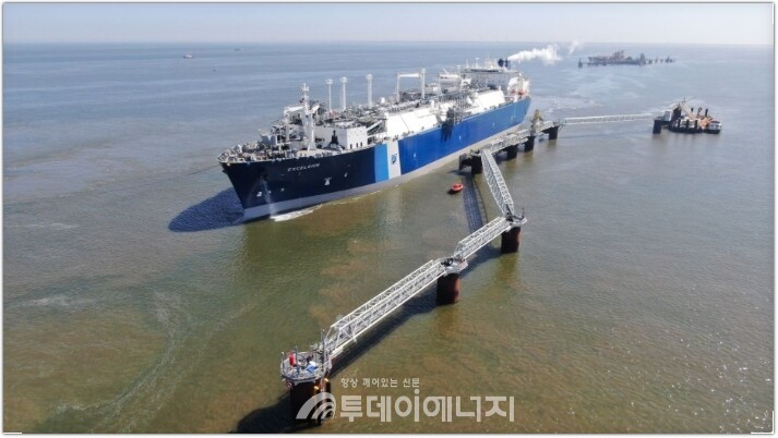 부유식 저장·재기화 설비(FSRU) 엑셀시어(Excelsior); 출처: 독일 에너지 터미널 (DET)