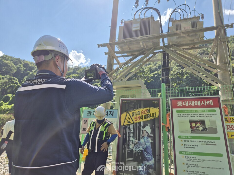 3일 한국전기안전공사 관계자가 전북 전주지역의 도로 공사 구간에서 긴급특별점검을 진행하고 있다.  / 한국전기안전공사 제공
