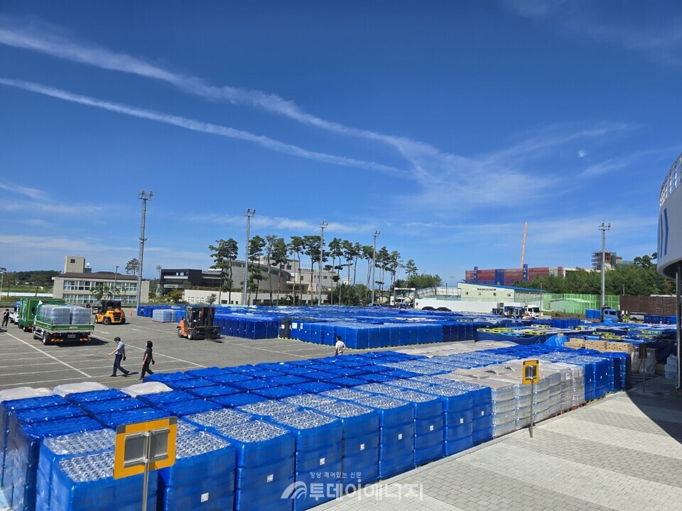 한수원이 3일 극한 가뭄을 겪고있는 강릉 주민들을 위한 생수 4만병을 긴급 지원 했다.