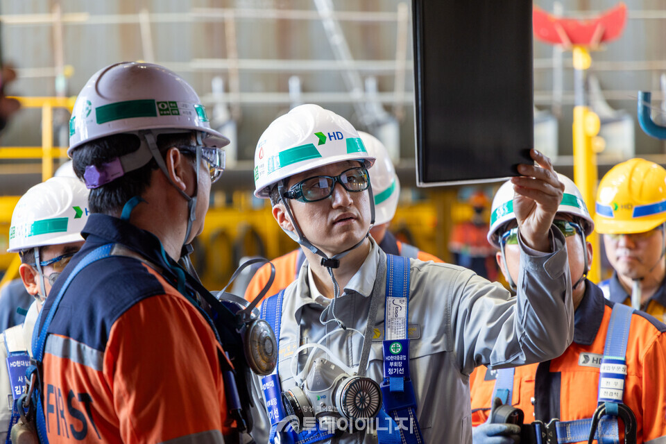 정기선 HD현대 수석부회장이 9월4일 전남 영암군에 위치한 HD현대삼호 조선소를 찾아 주요 생산 설비와 고위험 작업 현장을 점검했다..j /HD현대 제공