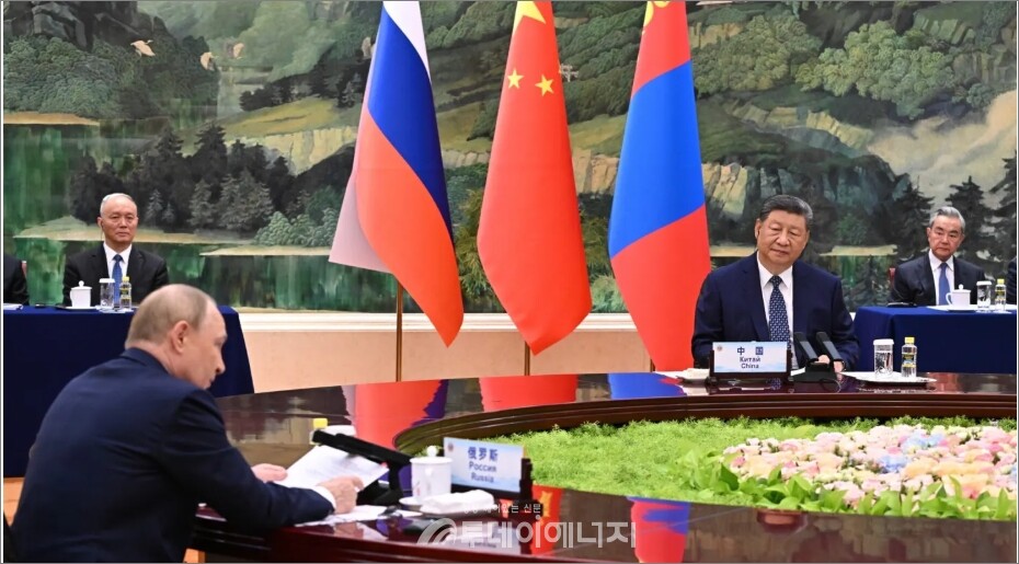  러시아 대통령 블라디미르 푸틴, 중국 국가주석 시진핑, 몽골 대통령 우흐나긴 후렐수흐는 2025년 9월 2일 중국 베이징에서 제7차 3국 정상회담을 가졌다. 이번 회담은 베이징 인민대회당에서 열렸으며, 세 정상은 협력 강화와 외부 간섭 배제를 주요 의제로 논의했다. /게티 이미지