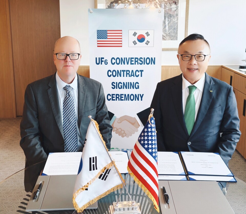 한수원은 4일(현지시간) 미 컨버다인과 변환우라늄 장기 공급계약을 체결했다 (사진 오른쪽)황주호 한수원 사장, (왼쪽) 말콤 크리츨리(Malcom Critchley) 컨버다인 CEO./한국수력원자력 제공