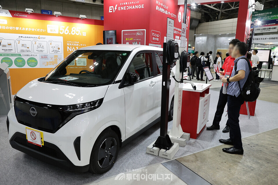 지난해 전시회에서 관람객이 전기차에 대한 설명을 듣고 있는 모습./ RX Japan 제공