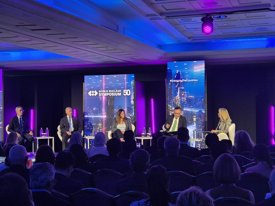 한수원은 4일(현지시간) 열린 '세계원자력협회(WNA) 설립 50주년 기념 특별총회'에 참석했다(사진 오른쪽에서 두 번째 황주호 한수원 사장)/한국수력원자력 제공