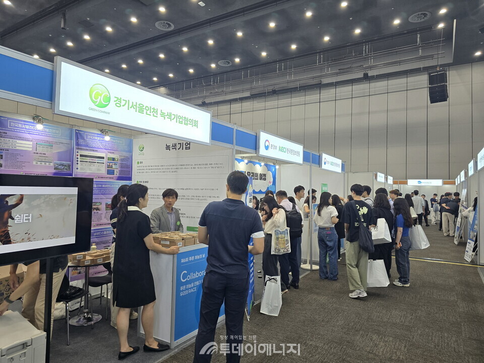 지난 4일 킨텍스에서 열린 대기환경산업 전시회 모습. 이날 54개 기업과 기관이 참여했다. / 김영훈 기자.