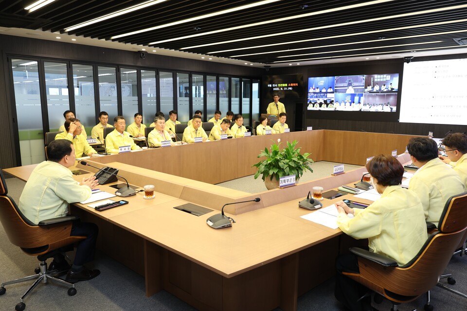 지난 8월 21일, 한국수자원공사 대전 본사 재난안전상황실에서 개최된 ‘전사 안전활동 소통회의’ 모습(사진 왼쪽 윤석대 한국수자원공사 사장) 이날 윤석대 사장은 안전 환경이 빠르게 변화하고 있는 만큼, 변화되는 안전 기준에 맞춰 임직원 모두가 자율적 예방에 힘써줄 것을 당부했다. /수자원공사 제공