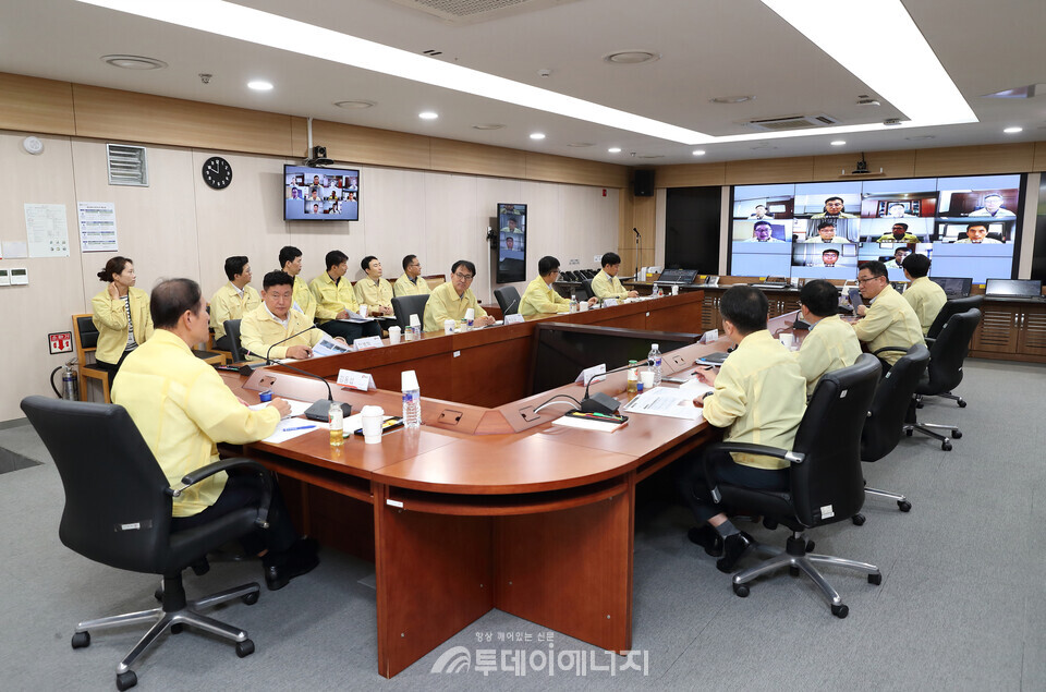 김동섭 사장(맨 왼쪽)이 중대재해 예방을 위한 '전사 안전 점검회의'를 주재하고 있다./한국석유공사 제공